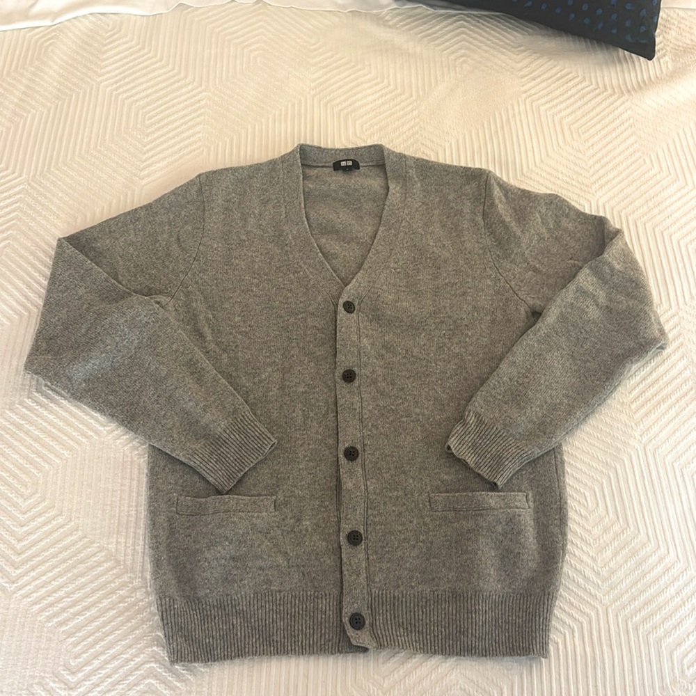 Uniqlo 100% wool cardigan sweater size Medium